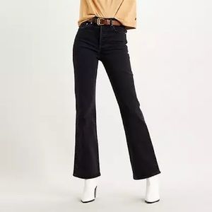 Levi Ribcage Bootcut in Black